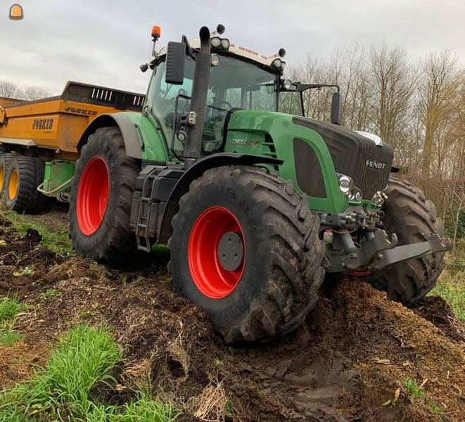 Transport met tractoren en gronddumpers