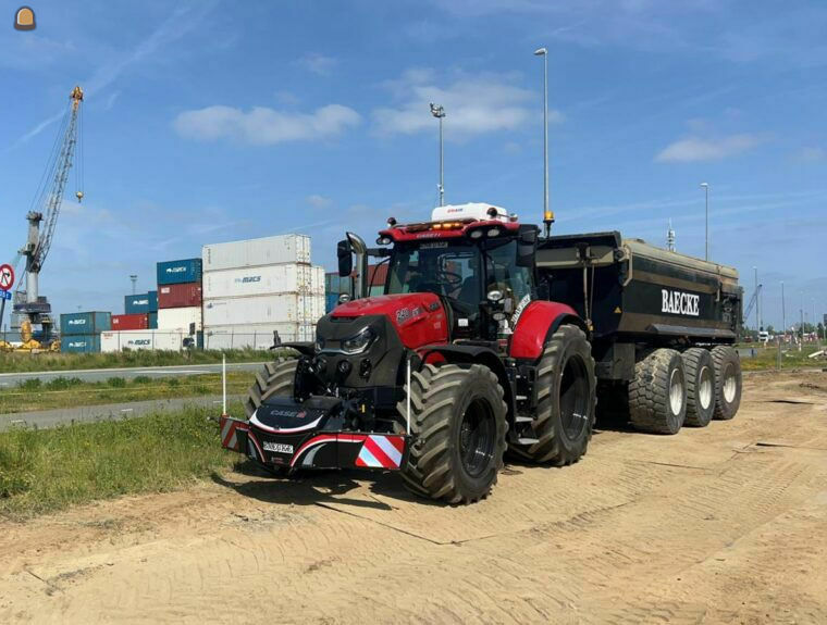 Tractor met 3-assige gronddumper