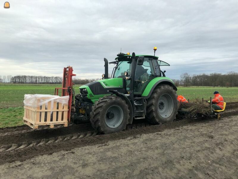 Tractor met bomenplantmachine op gps